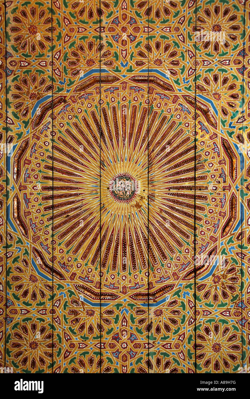 Feine farbenfrohe Gemälden an Holzdecke Palais De La Bahia Marrakesch Marokko Stockfoto