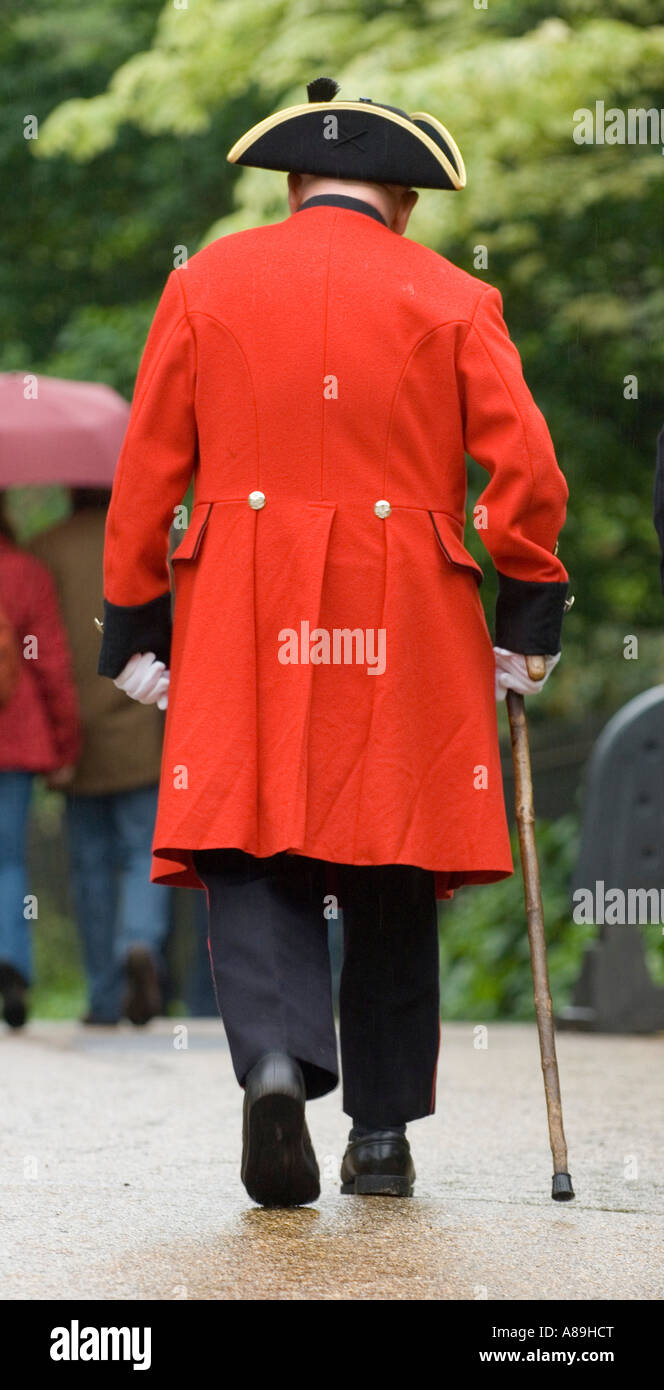 Chelsea Pensionär tragen die berühmten scharlachroten Mantel und Dreispitz Hut im Hyde Park in London Stockfoto