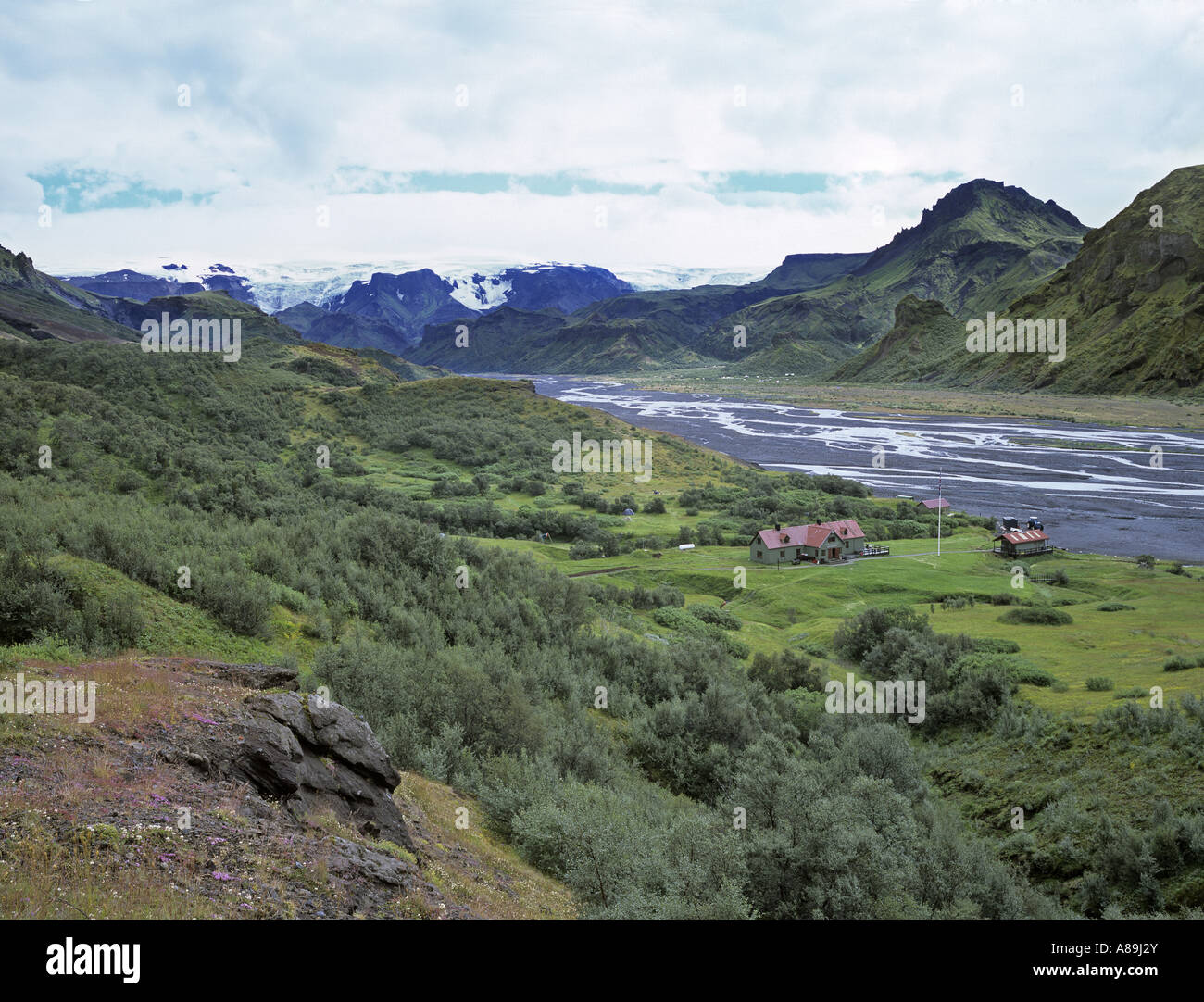 Die Langidalur Berghütte des Flusses Krossa und hinter dem Gletscher Myrdalsjoekull, Thorsmoerk, Island Stockfoto