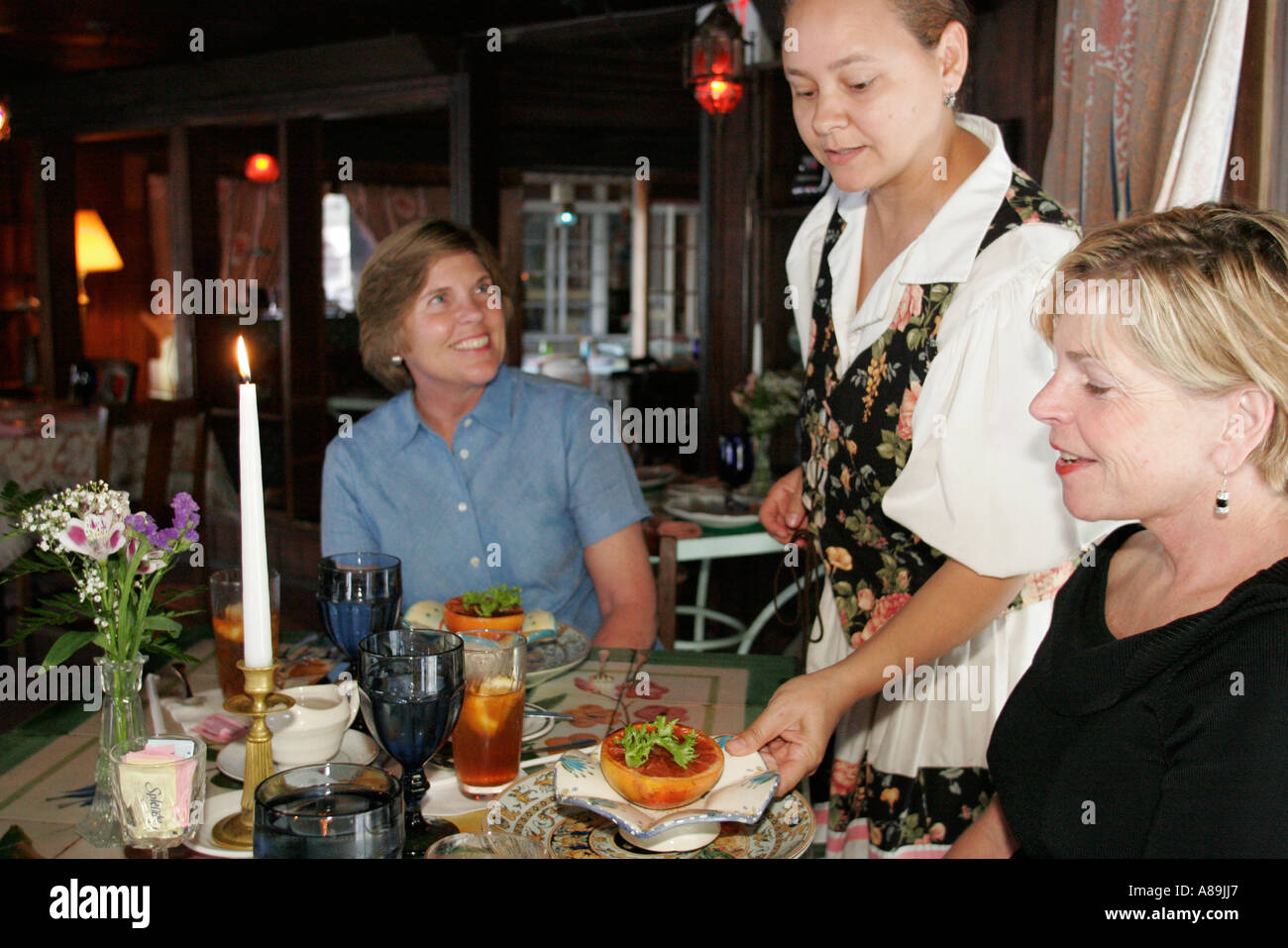 Lake Wales Florida, Chalet Suzanne Restaurant Inn, Kellnerin Server Mitarbeiter Mitarbeiter innen, Erwachsene Erwachsene Frau Frauen Frau, arbeiten, arbeiten Stockfoto