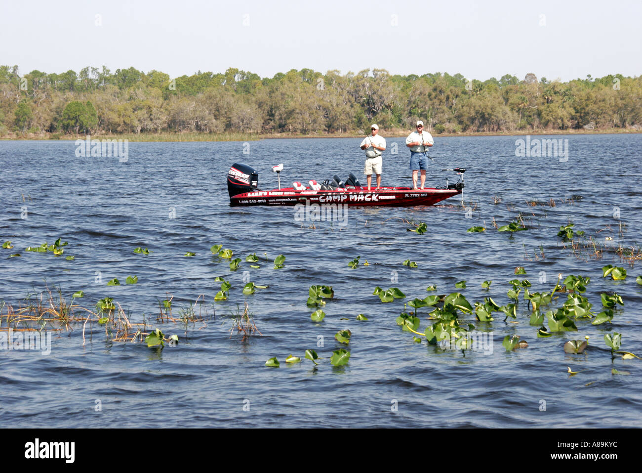 Florida, Polk County, Lake Kissimmee, Camp Mack's River Resort Bass boat, Angeln, FL060304136 Stockfoto