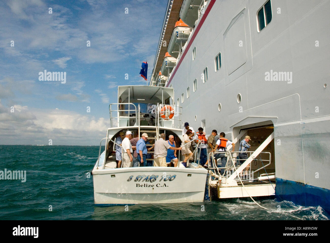 Belize City Central Lateinamerika Kreuzfahrt-Passagiere mit Ausschreibung Fähre Stockfoto