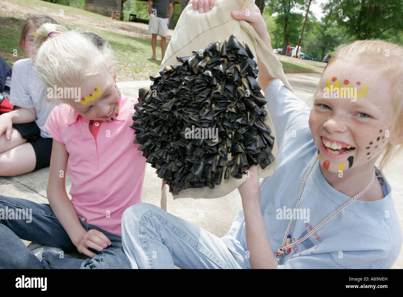 Alabama Moundville Archaeological Park, 1000 bis 1400 n. Chr., Indianer der Mississippi-Indianer, Dorf, Studenten, Schüler, Studenten, Schüler, Shell outf Stockfoto