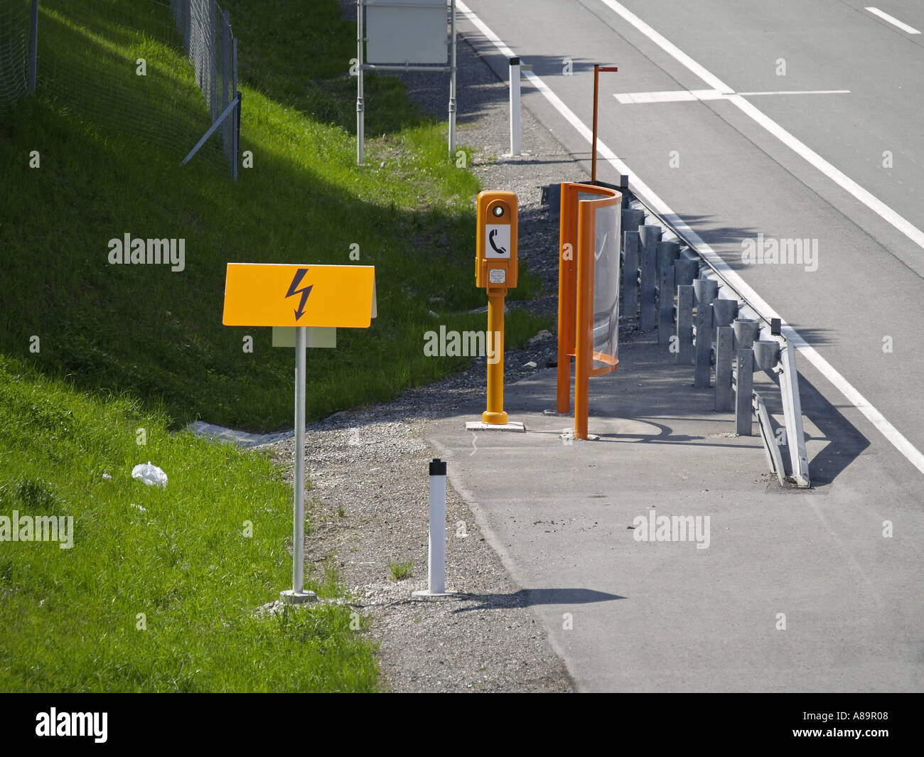 Pannenstreifen auf der Autobahn, Notruf-Telefon Stockfoto