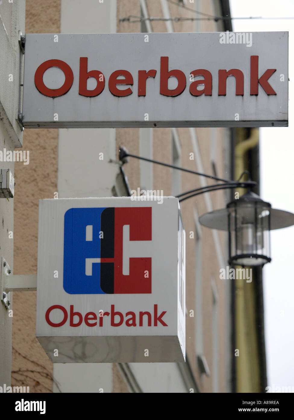 Oberbank EC-Geldautomaten zu unterzeichnen Stockfoto