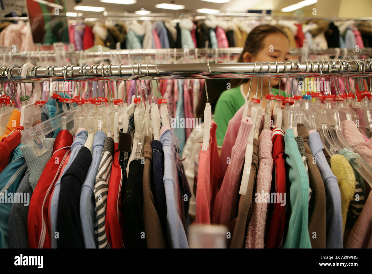 Asiatin in einem Kaufhaus Stockfoto