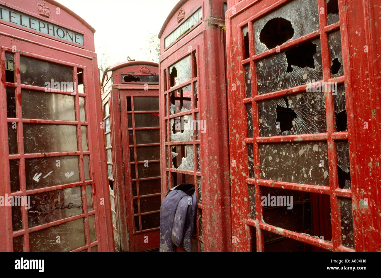 Kommunikation redundante K6 Telefonzellen in Schrottplatz Stockfoto