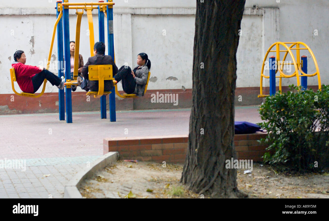 CHINA BEIJING chinesische Frauen trainieren auf Spielgeräten entworfen, um Erwachsene flexibel und gesund zu halten Stockfoto