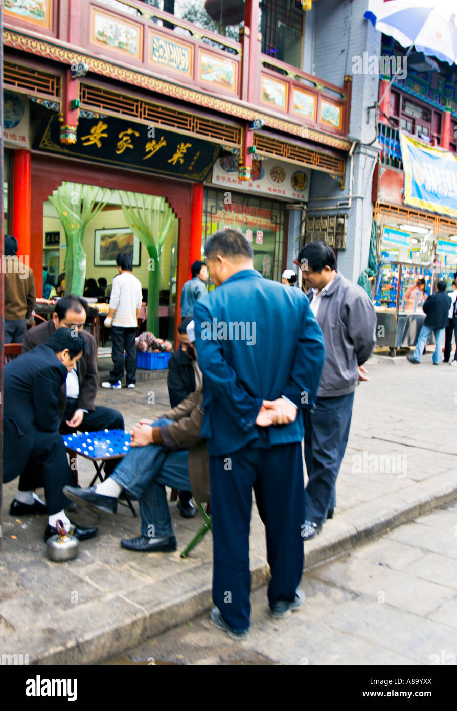 CHINA BEIJING chinesische Männer spielen Xiangqi oder chinesisches Schach ein traditionelles chinesisches Brettspiel von Geschick und Glück Stockfoto