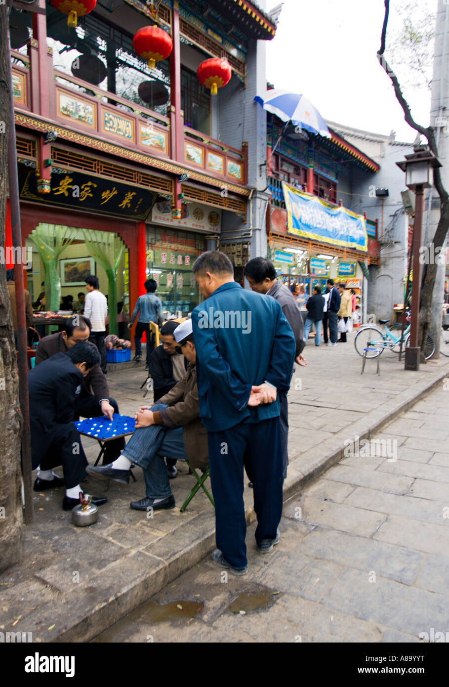 CHINA BEIJING chinesische Männer spielen Xiangqi oder chinesisches Schach ein traditionelles chinesisches Brettspiel von Geschick und Glück Stockfoto