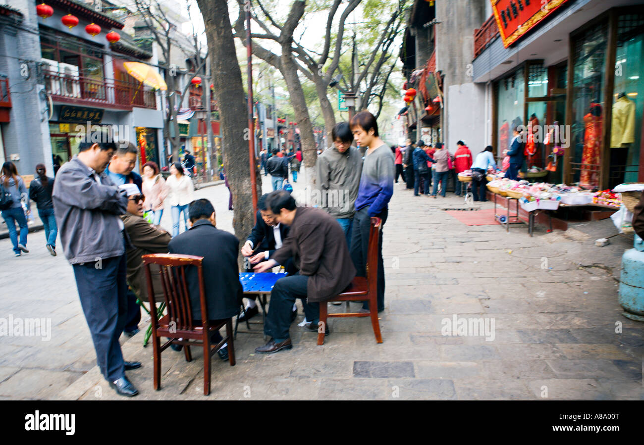 CHINA BEIJING chinesische Männer spielen Xiangqi oder chinesisches Schach ein traditionelles chinesisches Brettspiel von Geschick und Glück Stockfoto