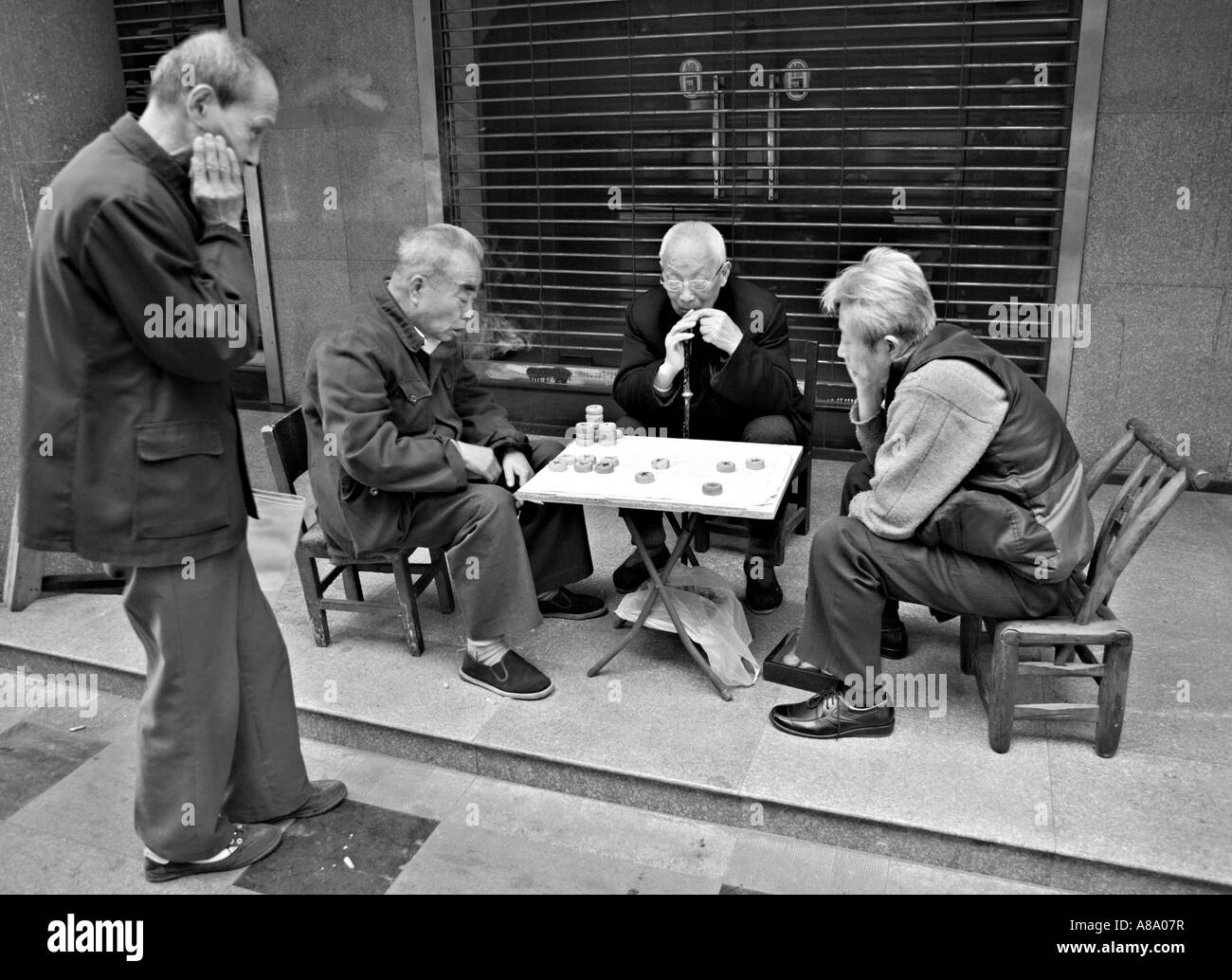 CHINA SHANGHAI ältere chinesische Männer spielen Xiangqi oder chinesisches Schach ein traditionelles chinesisches Brettspiel von Geschick und Glück Stockfoto