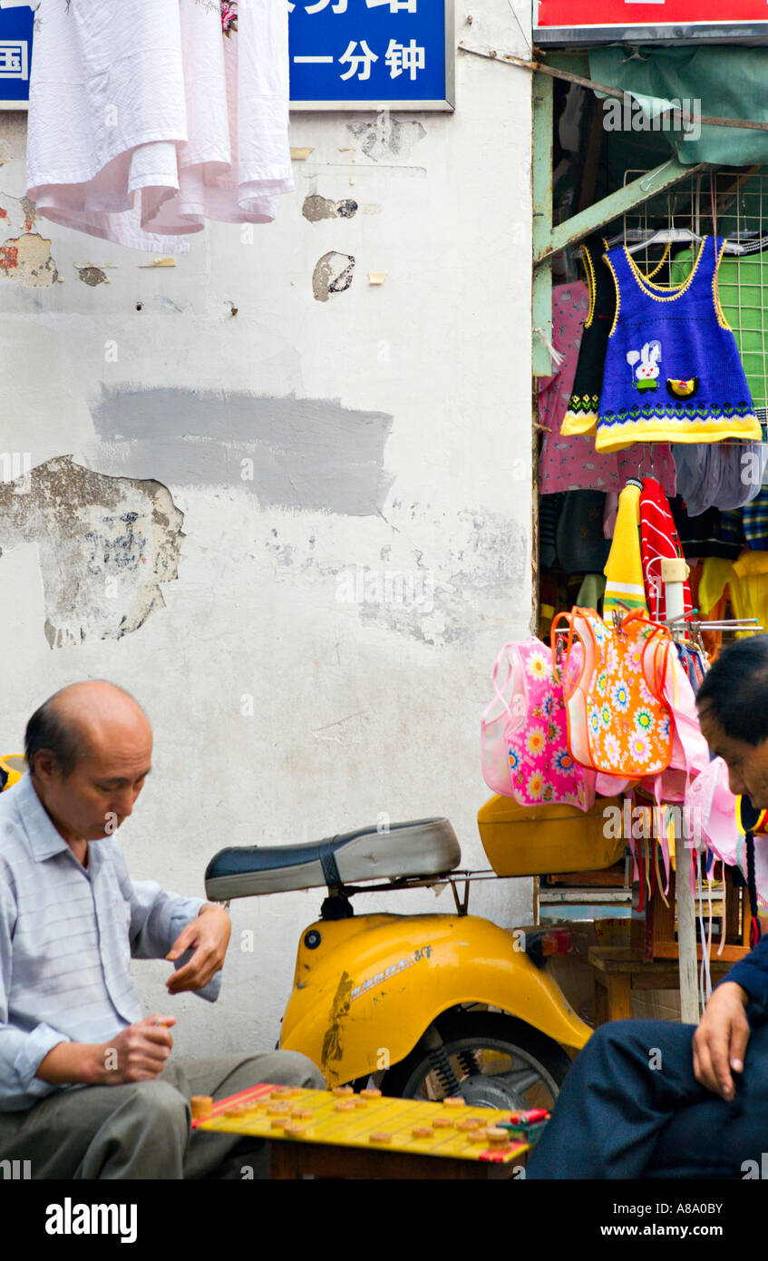 CHINA SHANGHAI chinesische Männer spielen Xiangqi oder chinesisches Schach ein traditionelles chinesisches Brettspiel von Geschick und Glück Stockfoto