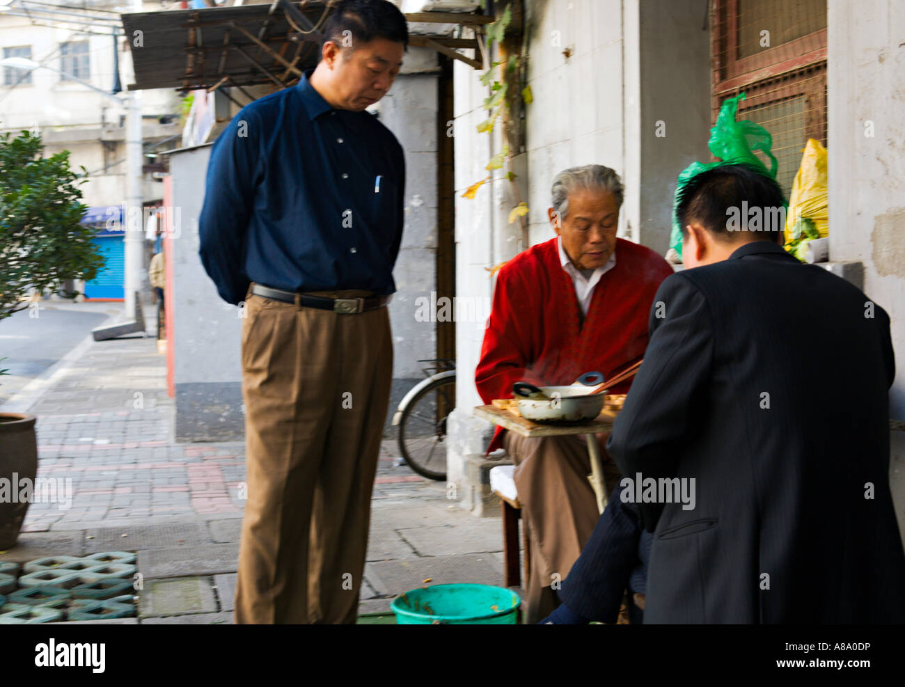 CHINA BEIJING chinesische Männer spielen Xiangqi oder chinesisches Schach ein traditionelles chinesisches Brettspiel von Geschick und Glück Stockfoto