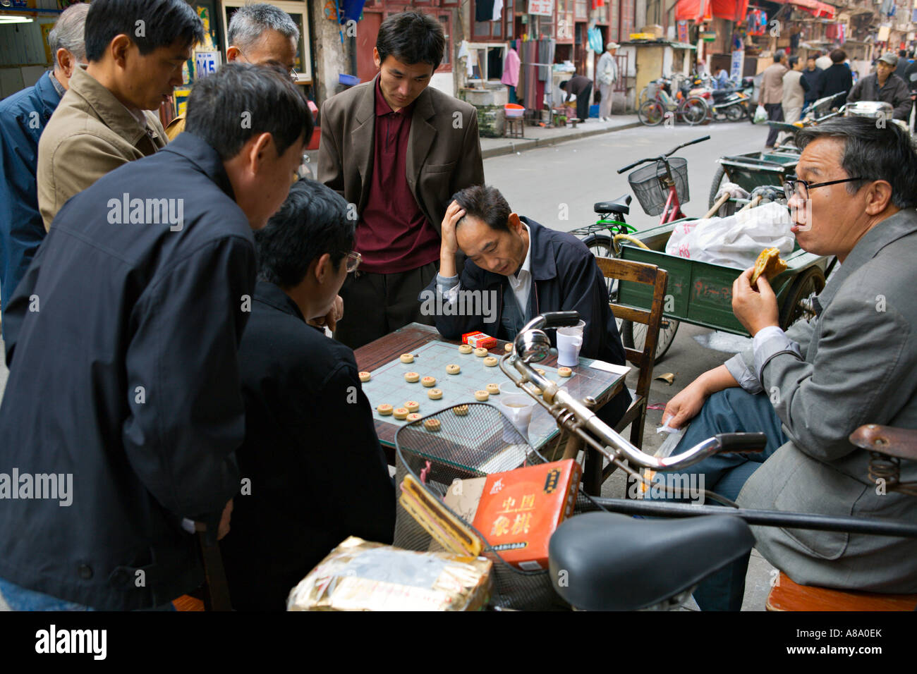 CHINA BEIJING chinesische Männer spielen Xiangqi oder chinesisches Schach ein traditionelles chinesisches Brettspiel von Geschick und Glück Stockfoto