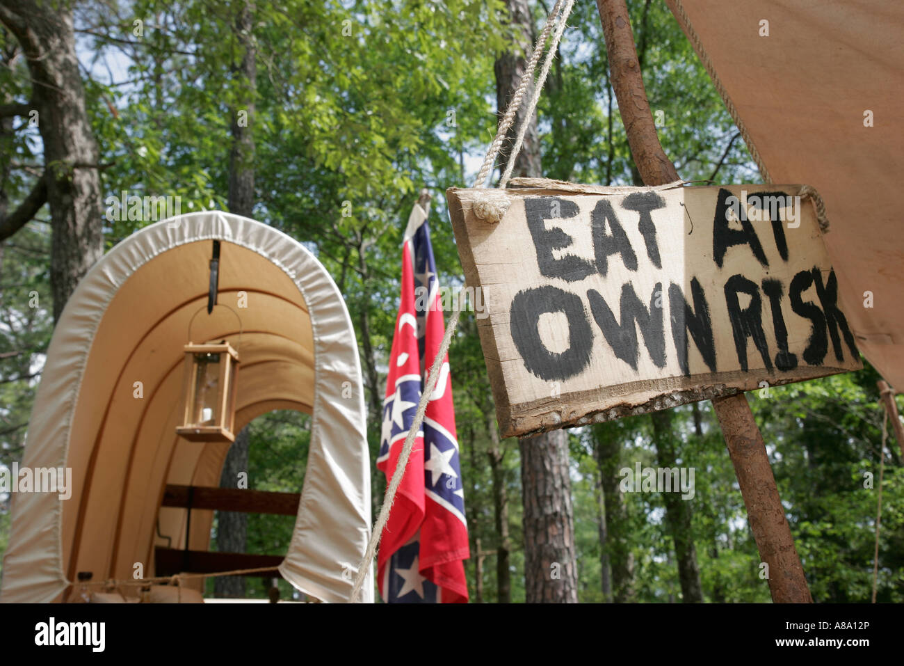 Alabama Marbury, Confederate Memorial Park, Bürgerkrieg, Reenactment, Camp, Wagen, Schild, Logo, Essen auf eigene Gefahr, Flagge, Besucher reisen Reisetouristen Stockfoto