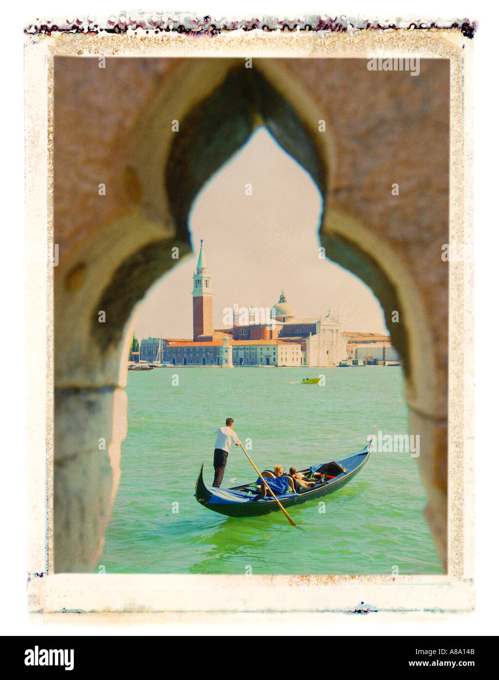 Gondel eingerahmt durch einen Bogen mit San Giorgio Maggiore in der Ferne Venedig Italien Stockfoto