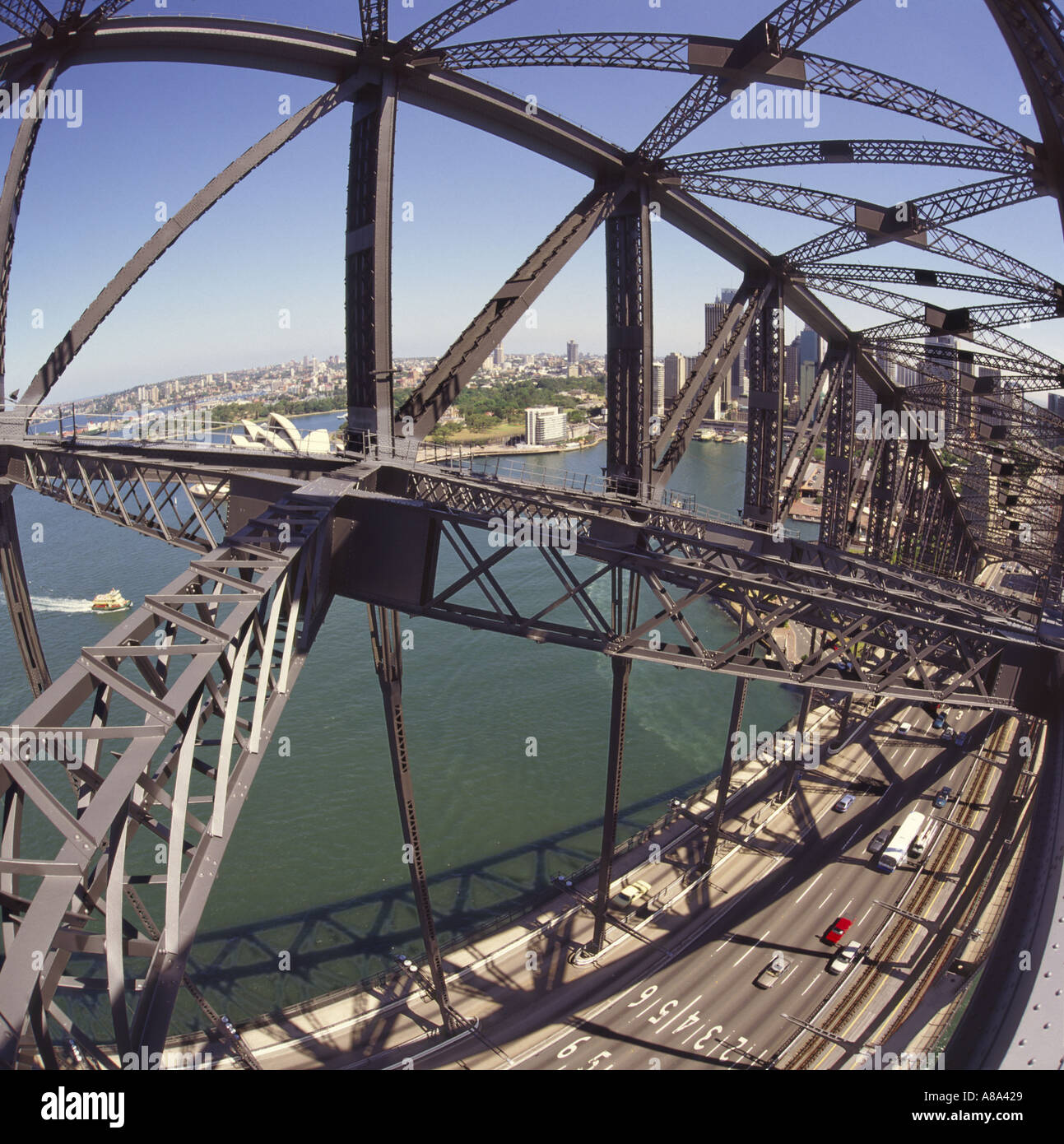 Blick vom innerhalb der metallischen Träger Überbau der Sydney Harbour Bridge mit Bennelong Point Opernhaus Sydney Australia Stockfoto