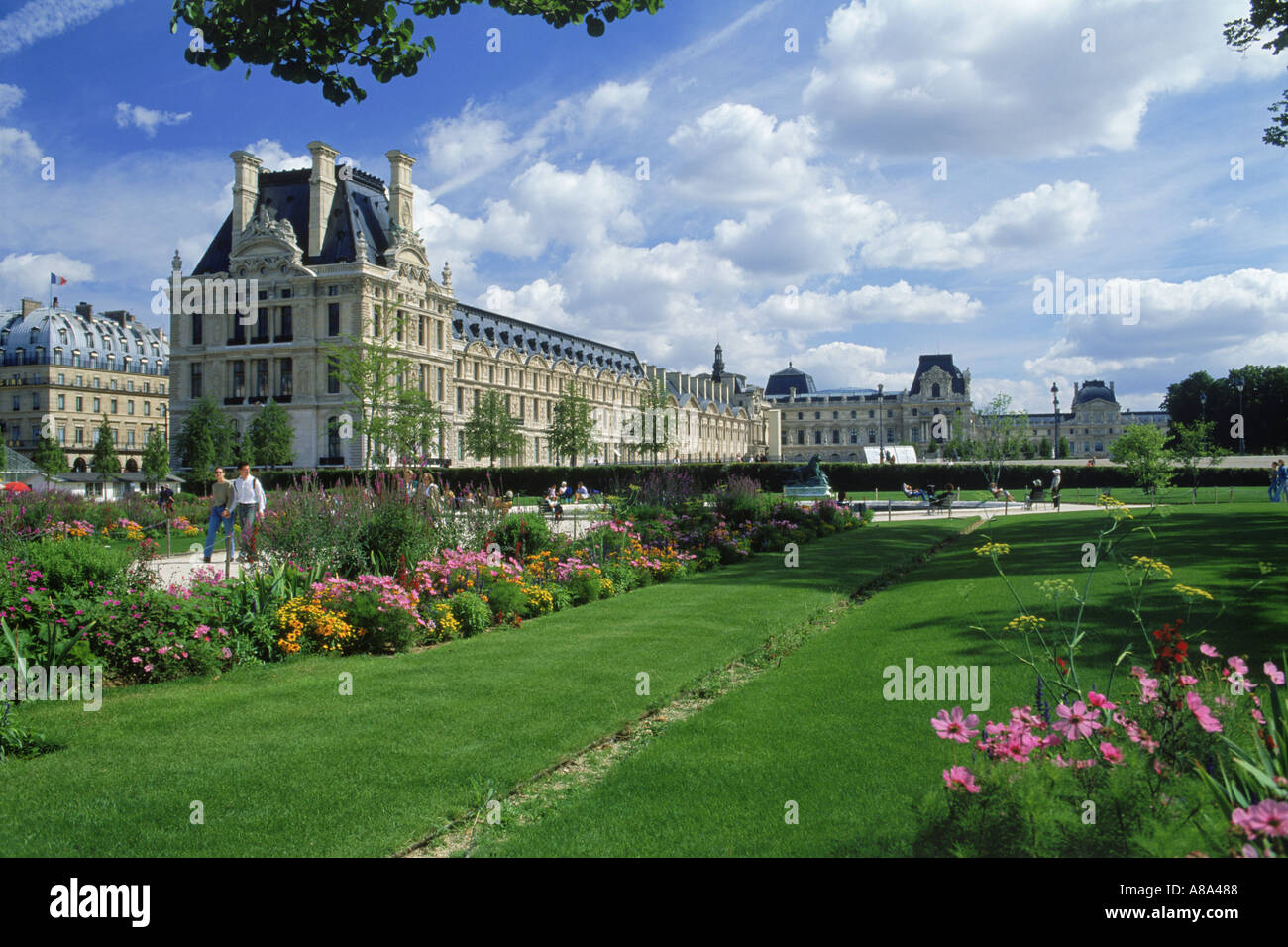 Der Jardin Des Tuileries mit Palais du Louvre in Paris Königspalast aus dem Garten der Tuilerien Stockfoto