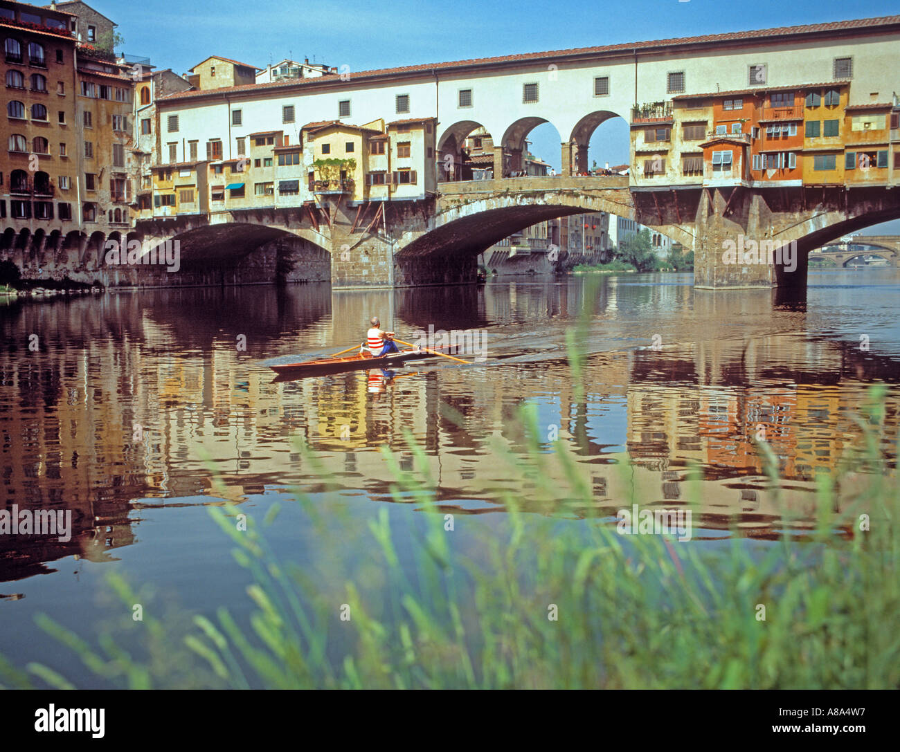 Florenz Toskana Italien Ponte Vecchio und Mann Rudern am Fluss Arno World Heritage Site Stockfoto