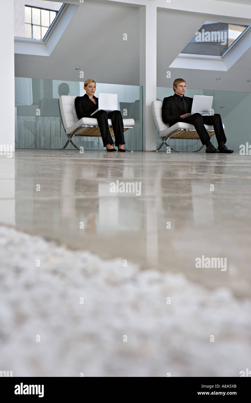 Mann und Frau mit Laptop Stockfoto