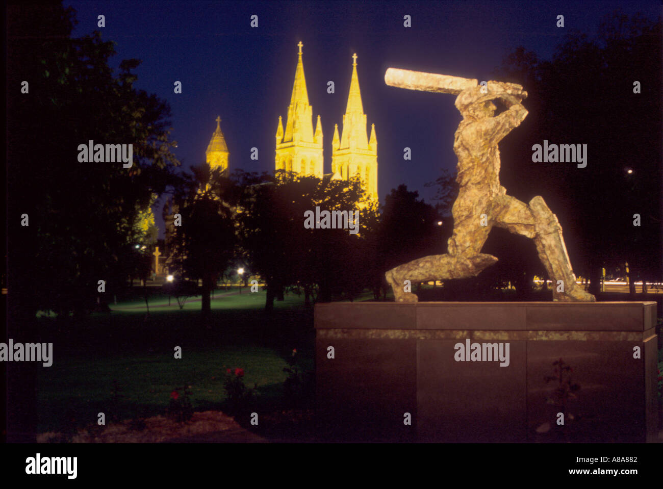 St. Peters Kathedrale mit Statue der cricketer Sir Donald Bradman leuchtet in der Dämmerung Adelaide south australia Stockfoto