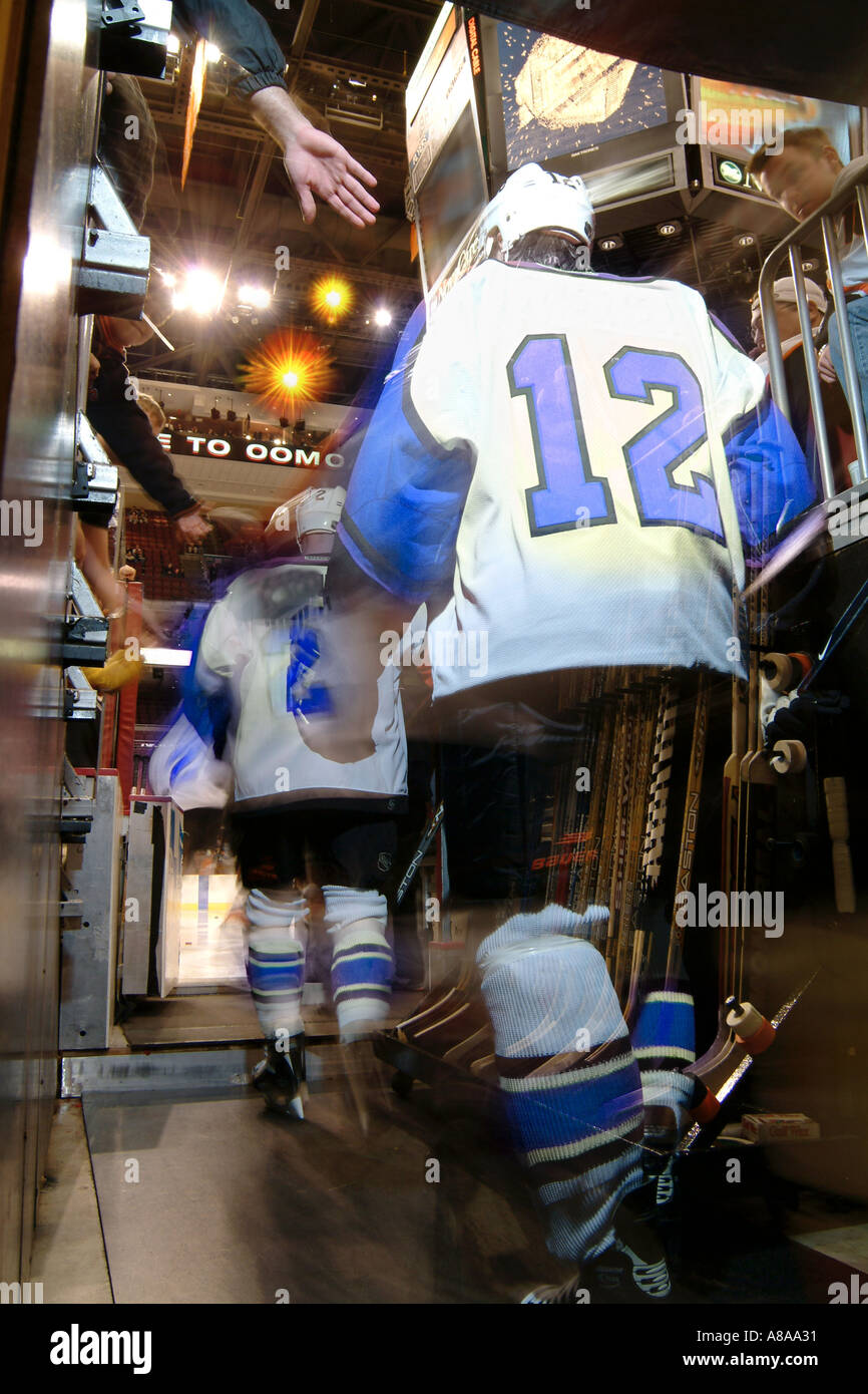 Eishockey-Spieler betreten Arena Rink vor NHL Spiel, USA Stockfoto
