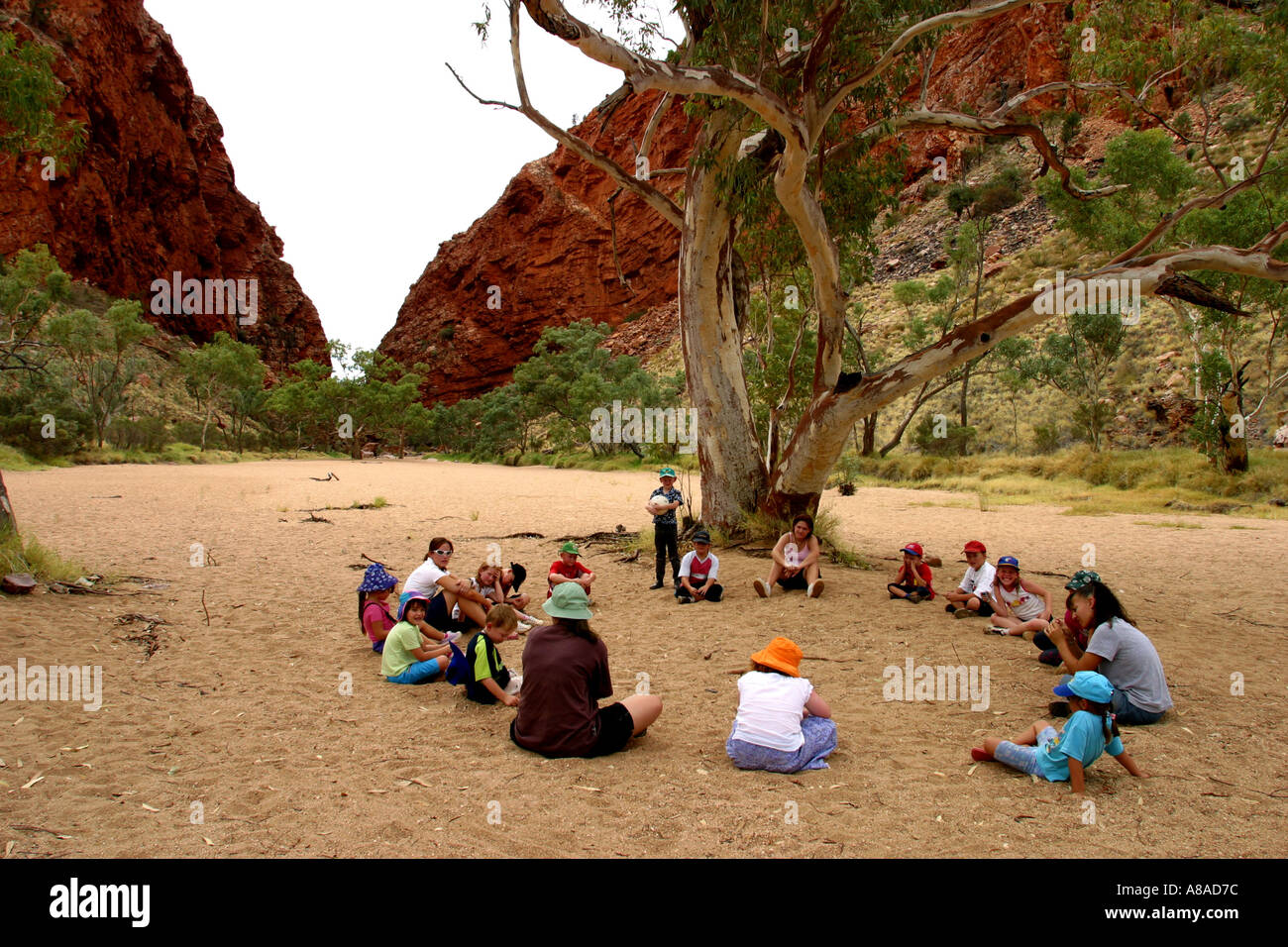 Schülerinnen und Schüler bei Simpsons Gap in Zentral-Australien Stockfoto