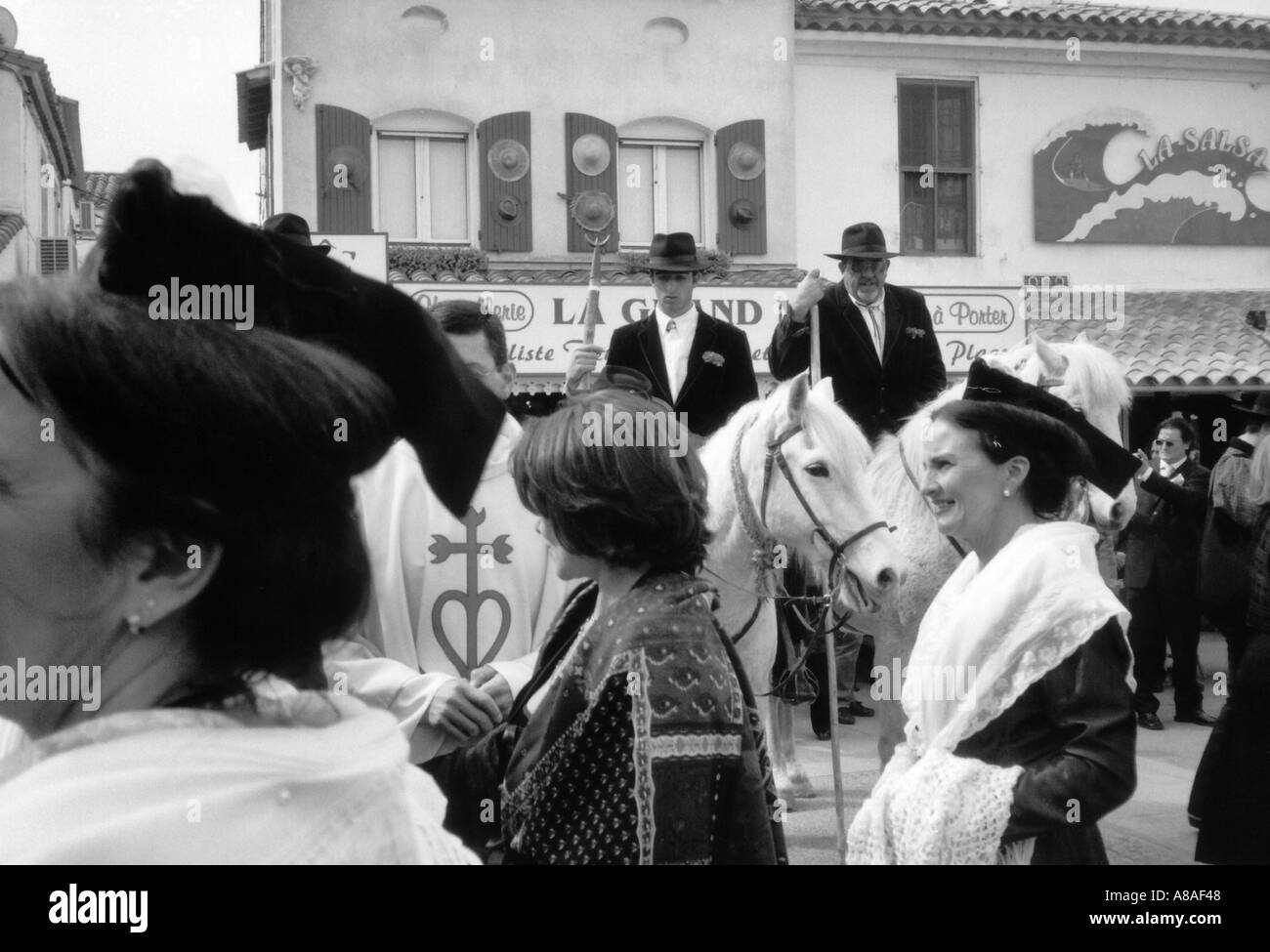 traditionelle Hochzeitszeremonie in Camargue Hauptstadt Holly Maries am Meer Frankreich Stockfoto