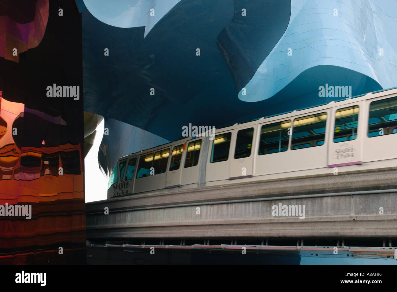 WASHINGTON-Seattle Monorail Pass durch das Experience Music Project-Gebäude Stockfoto