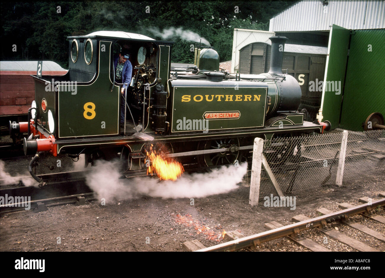 stoker, Fahrer, Gleise, Motor, Schaufeln, Asche, heiß, Kohlen, W, 8, Süßwasser, Isle of Wight, Dampfeisenbahn, Havenstreet, Isle of Wight, Großbritannien, England Stockfoto