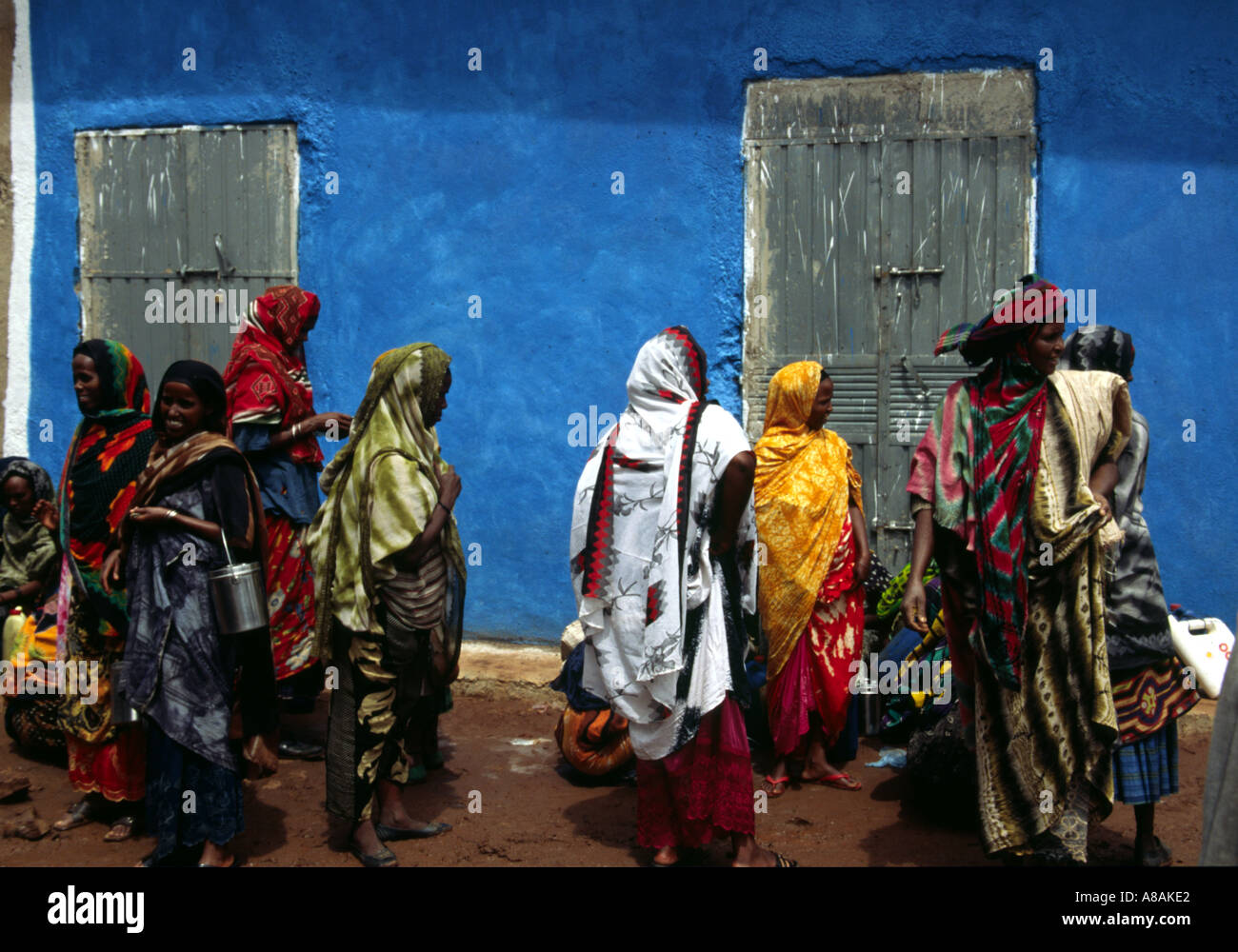 Bunt gekleidete Oromo Frauen auf dem Wochenmarkt in Babile in der Nähe von Harar, Ost-Äthiopien Stockfoto