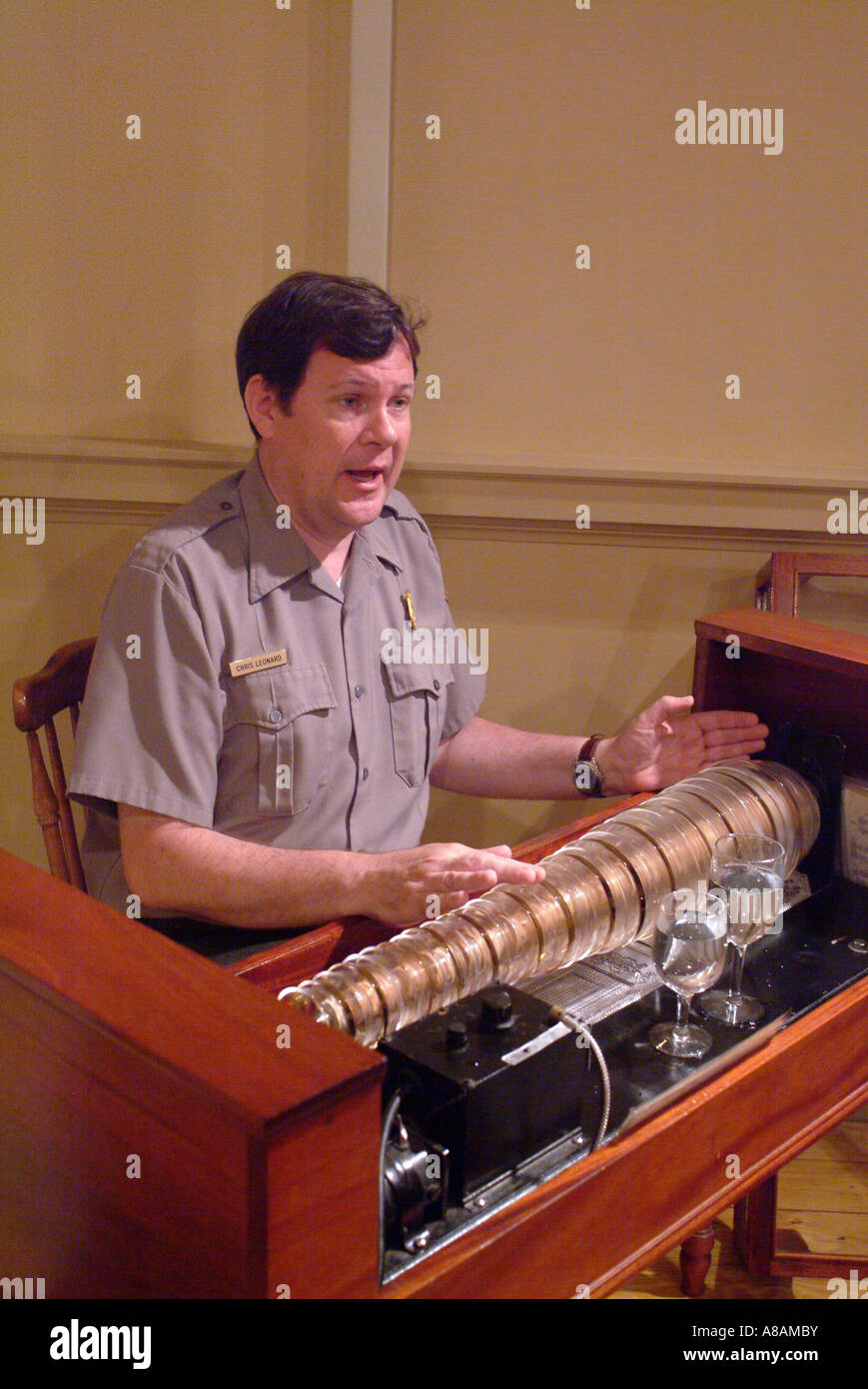 USA, Philadelphia, National Park Service Mitarbeiter spielt eine Glasharmonika Stockfoto