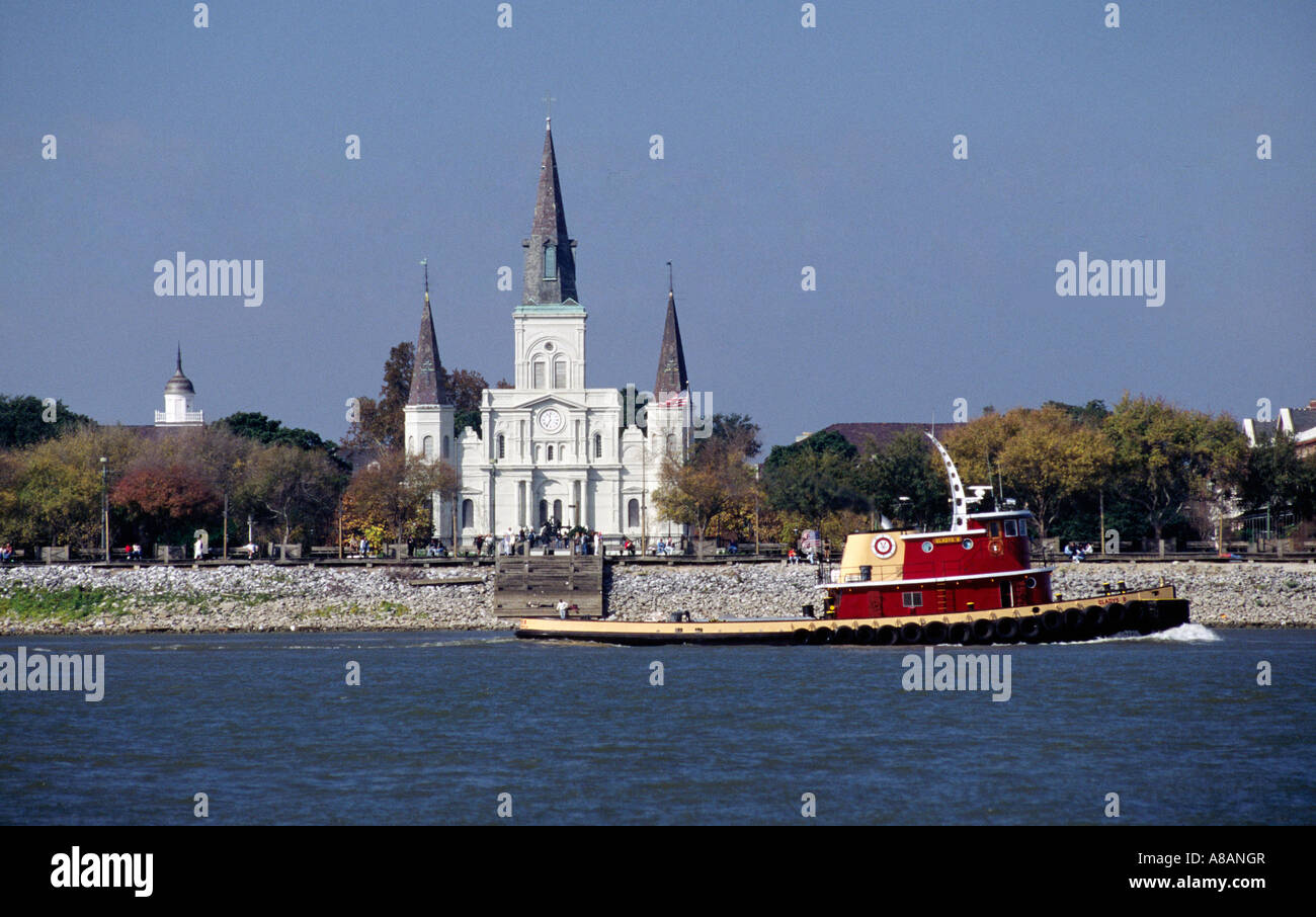 St. LOUIS CATHEDRAL im FRENCH QUARTER gesehen über dem MISSISSIPPI Fluß mit Schlepper NEW ORLEANS LOUISIANA Stockfoto