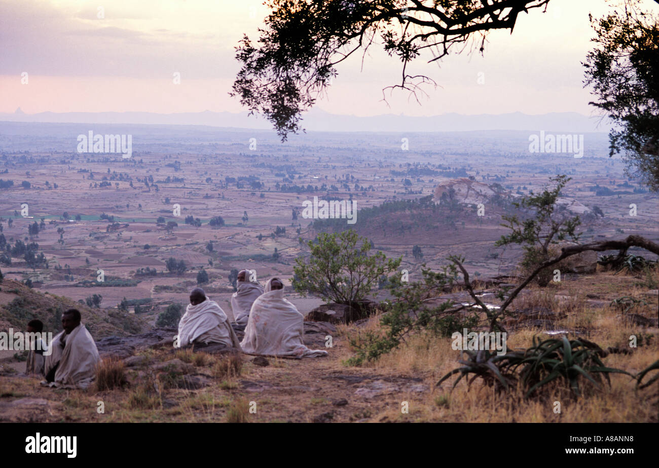 Mönche sitzen außen Medhane Alem Adi Kasho Fels gehauene Kirche, Teka Tesfai östlichen Tigray, Äthiopien Stockfoto