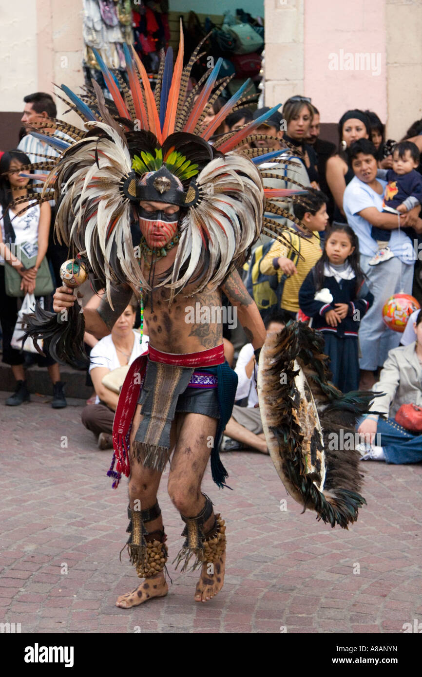 Eine AZTEKISCHE Tänzer gekleidet wie ein Krieger mit Schild und Kopfschmuck Rassel während des CERVANTINO FESTIVAL GUANAJATO Mexiko Stockfoto