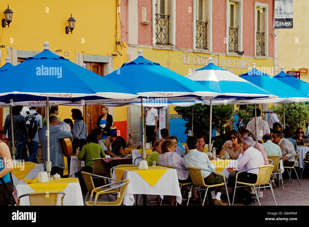 Besucher genießen Sie eine Mahlzeit in einem Café im Freien während des CERVANTINO FESTIVAL GUANAJUATO Mexiko Stockfoto