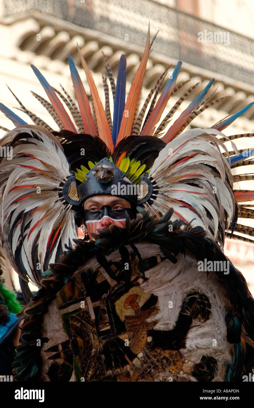 Eine AZTEKISCHE Tänzer führt in ein traditionellen Krieger gefiederten Kostüm während des CERVANTINO FESTIVAL GUANAJUATO Mexiko Stockfoto