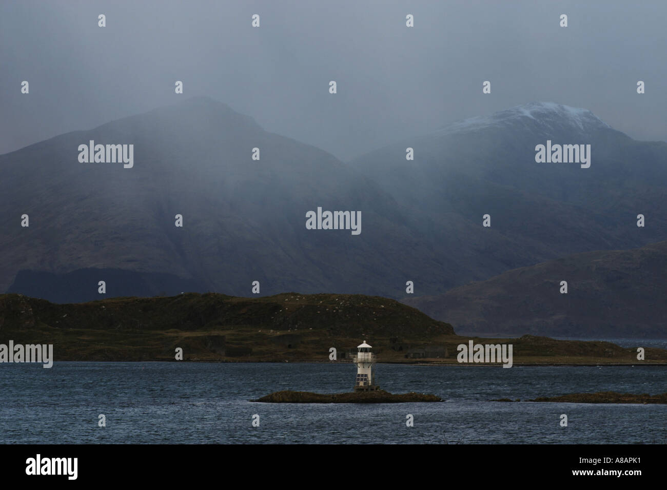 Die Berge von Kingairloch aus Port Appin in Schottland Stockfoto