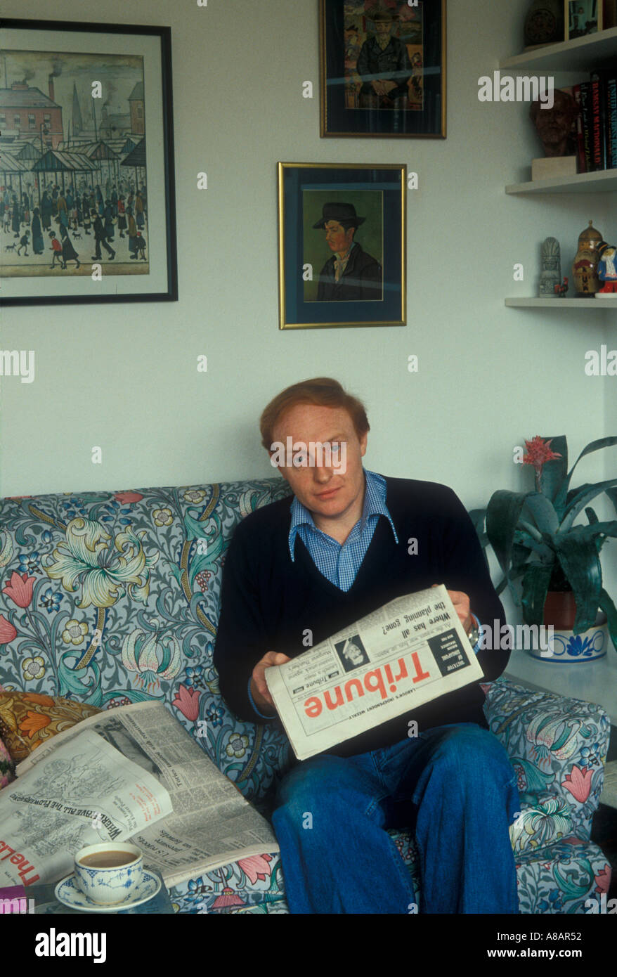 Neil Kinnock, Politiker, lesen Zeitung "Tribune", 1978 Stockfoto