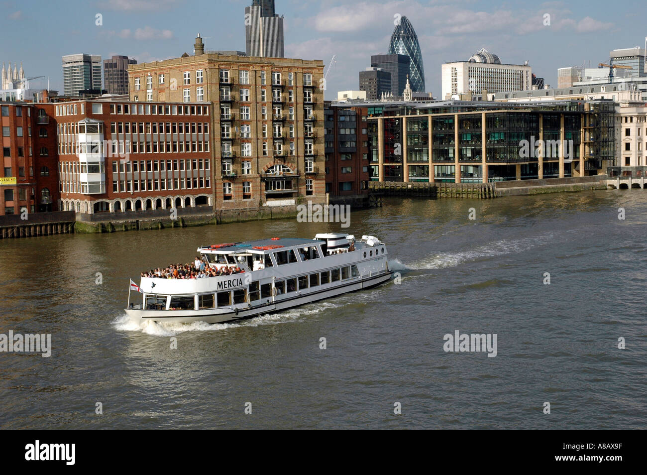 FREIZEIT HANDWERK FÜHRT TOURISTEN AUF EINE THEMSE SIGHTSEEING TOUR LONDON UK Stockfoto