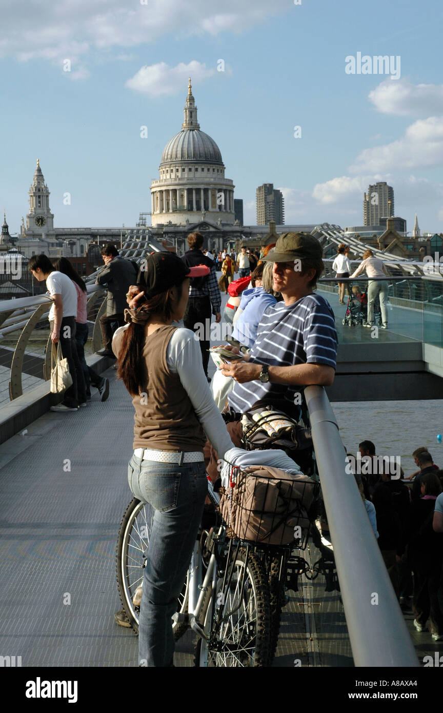 MELLINIUM BRIDGE und St. Pauls LONDON ENGLAND mit Besuchern Stockfoto