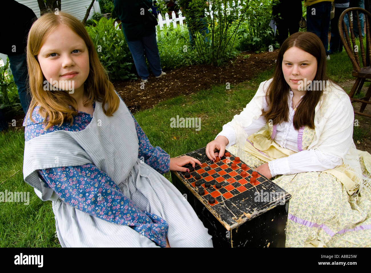 Kinder spielen Dame Naper Dorf Abwicklungstage Bürgerkrieg-Pionier Stockfoto