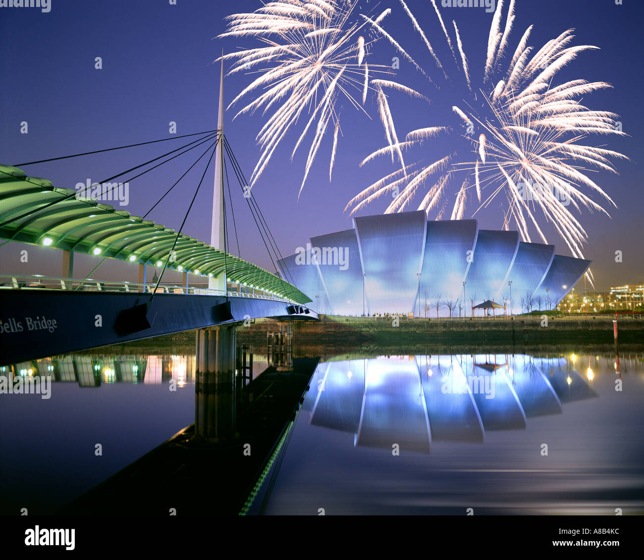 GB - Schottland: Feuerwerk über der Scottish Exhibition and Conference Centre in Glasgow Stockfoto