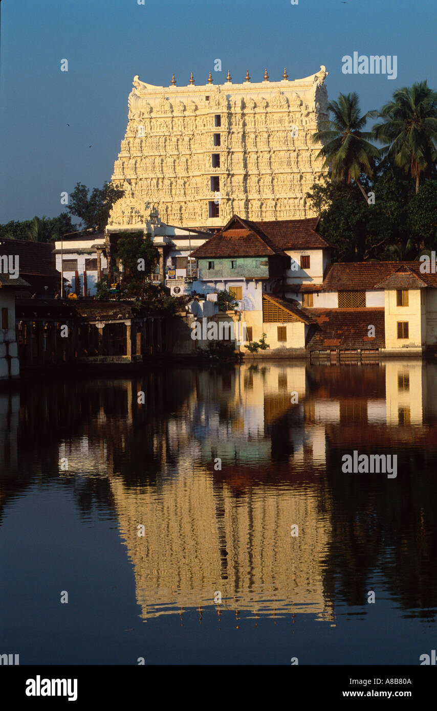 Gopura Sri Padmanabhaswamy Vishnu Tempel spiegelt sich in den Wassertank, Trivandrum (Thiruvananthapuram), Kerala, Indien Stockfoto