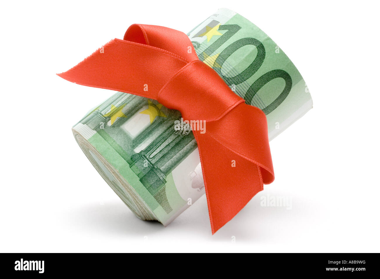 Hundert-Euro-Banknoten mit einem roten Band isoliert auf weißem Hintergrund Stockfoto