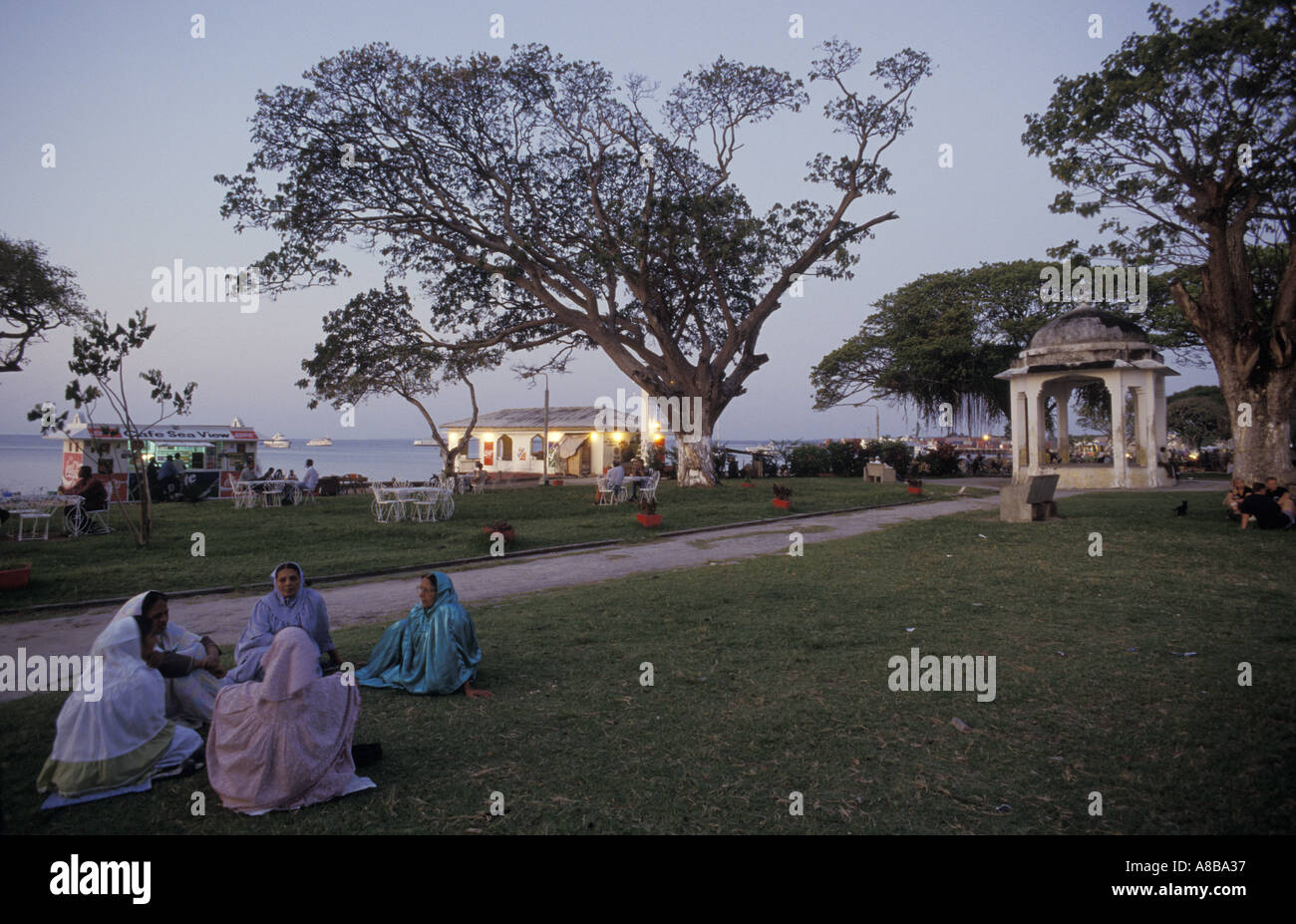 Sansibar Stone Town Jamituri Gärten in der Abenddämmerung Stockfoto