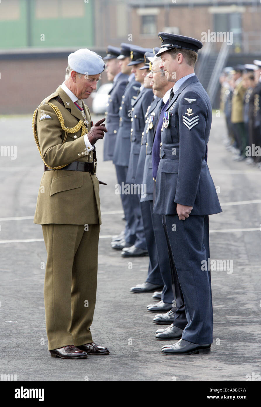 Seine Majestät, König Charles III, inspiziert Offiziere der RAF Shawbury, der Hubschrauber-Flugschule Stockfoto