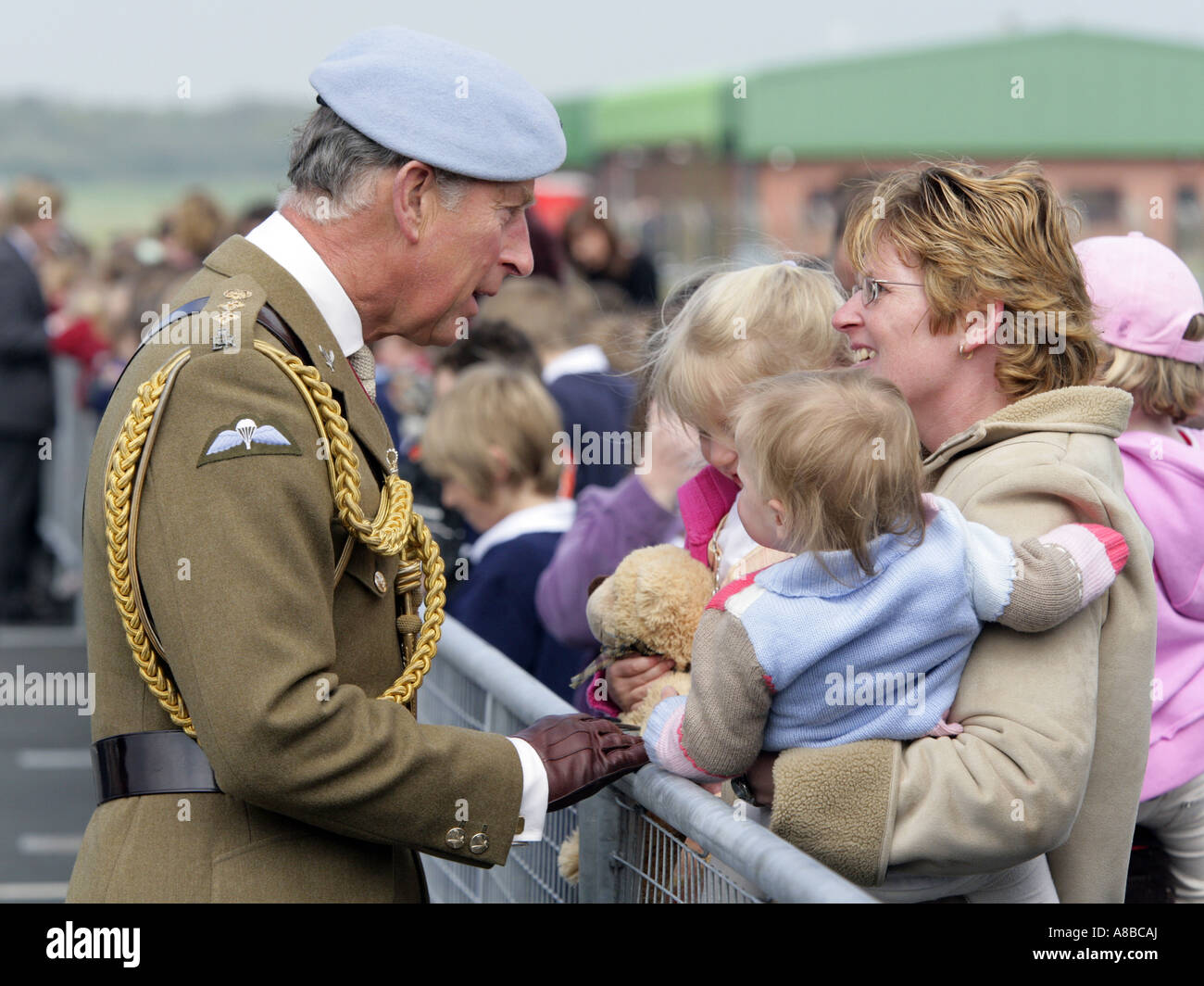 Seine Majestät, König Charles III., trifft auf Menschenmengen bei einem Rundgang in RAF Shawbury, der Hubschrauberflugschule Stockfoto