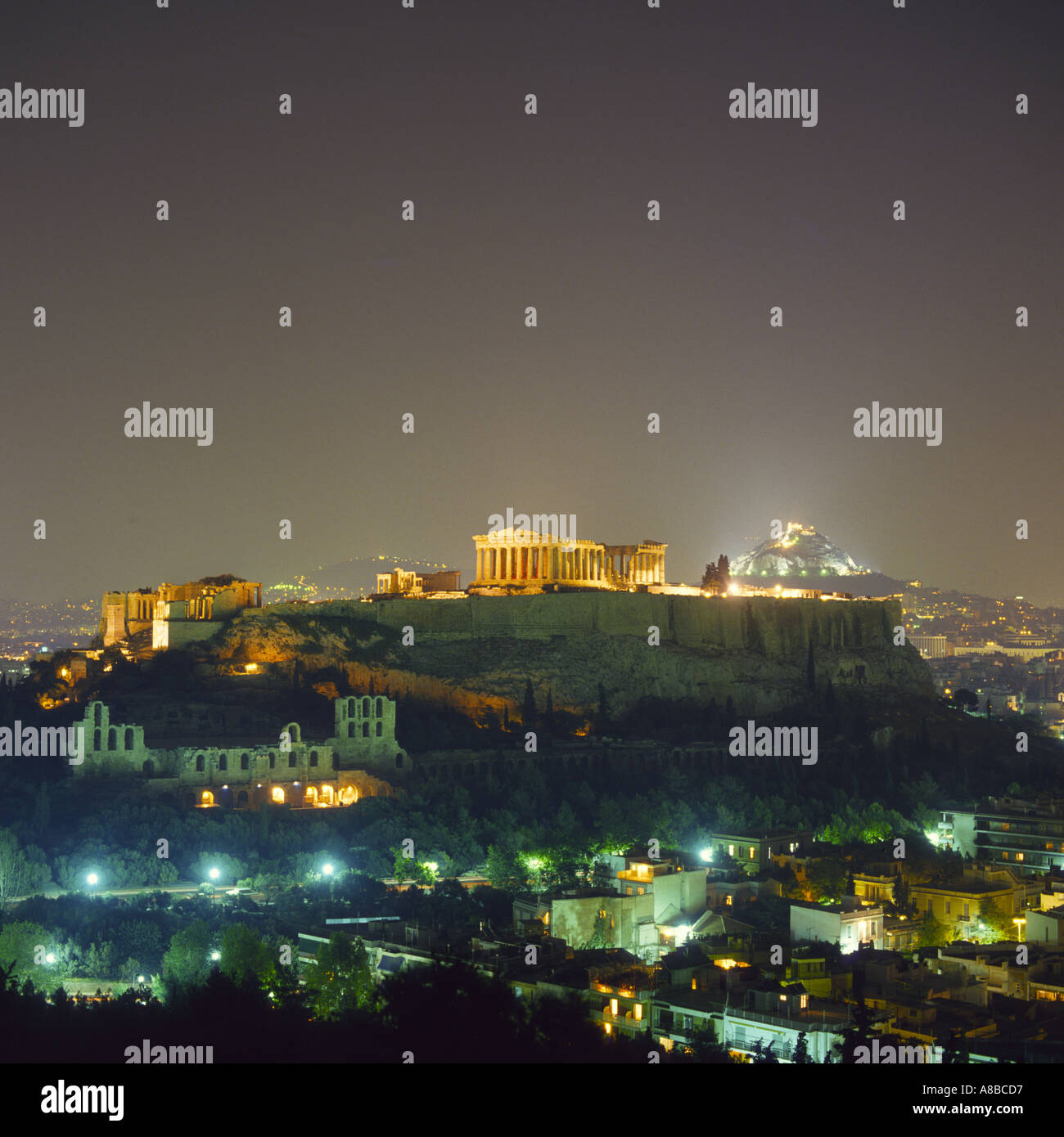 Die Akropolis mit dem Parthenon in der Mitte leuchtet in der Nacht mit Mount Likavittos über Athen Griechenland Stockfoto